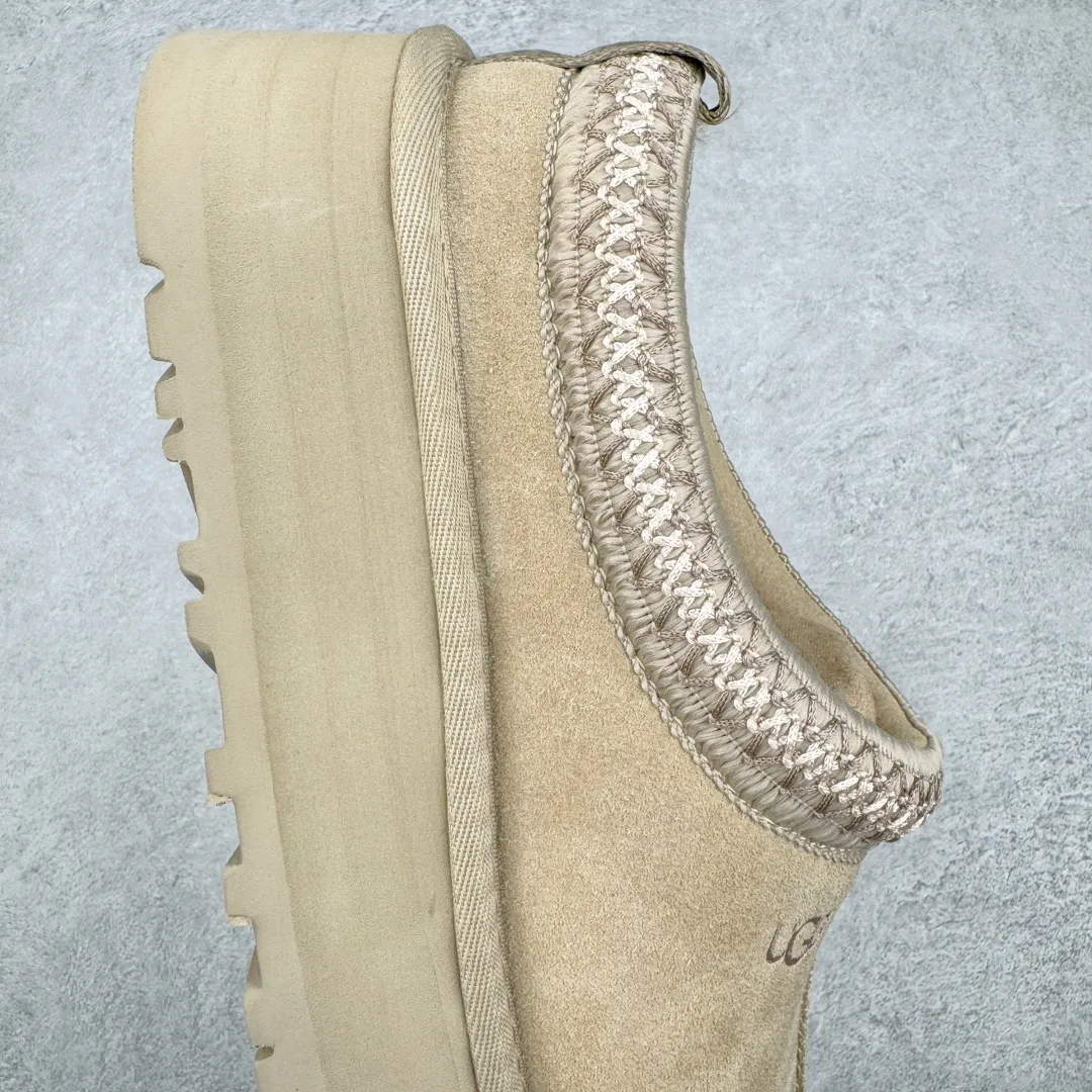 Pick up locally💰520 UGG 2553 ethnic style half-mug autumn and winter sheep fur integrated snow boots. All shoes are made from ZP. Longfeng A-grade Australian imported sheep fur integrated brand OEM production line. Fully follow the ZP process. OEM original pattern maker. Adhering to the principle of no original shoes and no development selection. Pay attention to every detail. The most authentic version on the market TREADLITE "Light Wing" technology outsole. Lightweight/durable/flexible/pile size: 35 36 37 38 39 40 Coding: by2936070